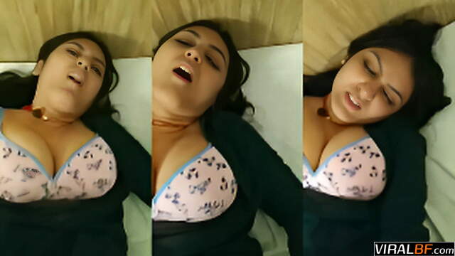 Horny Randi Girl Begs Her Jaan in Bed
